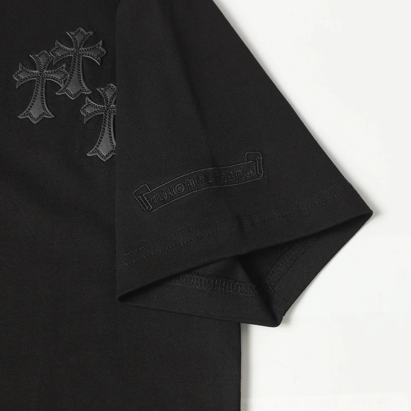 🅿️190 COME HEARTSCH/Cro Heart 25ss string label leather label short-sleeved T-shirt. Uses direct injection imported machine printing hardware and accessories. All grinding and customization. Correct configuration. Black 2025 packaging. 280 grams custom-dyed double yarn cotton. The version is large, loose and stylish. The difference is that the low version is slim and long. The upper body is pulled at the hips. The high-density main mark is hand-sewn. The washed tag is the same for men and women. Color: black/white Size: XS-L